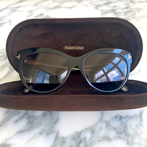 Tom Ford Accessories - Tom Ford Sunglasses with Case!
